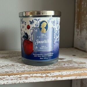 Bath & Body Works® Snow White Single Wick 8oz Candle. 
✔️NWT